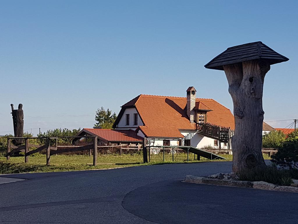 Osada Havranu Hotel Hnanice  Kültér fotó