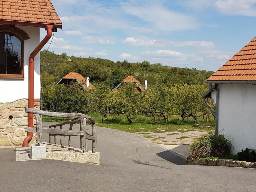 Osada Havranu Hotel Hnanice  Kültér fotó