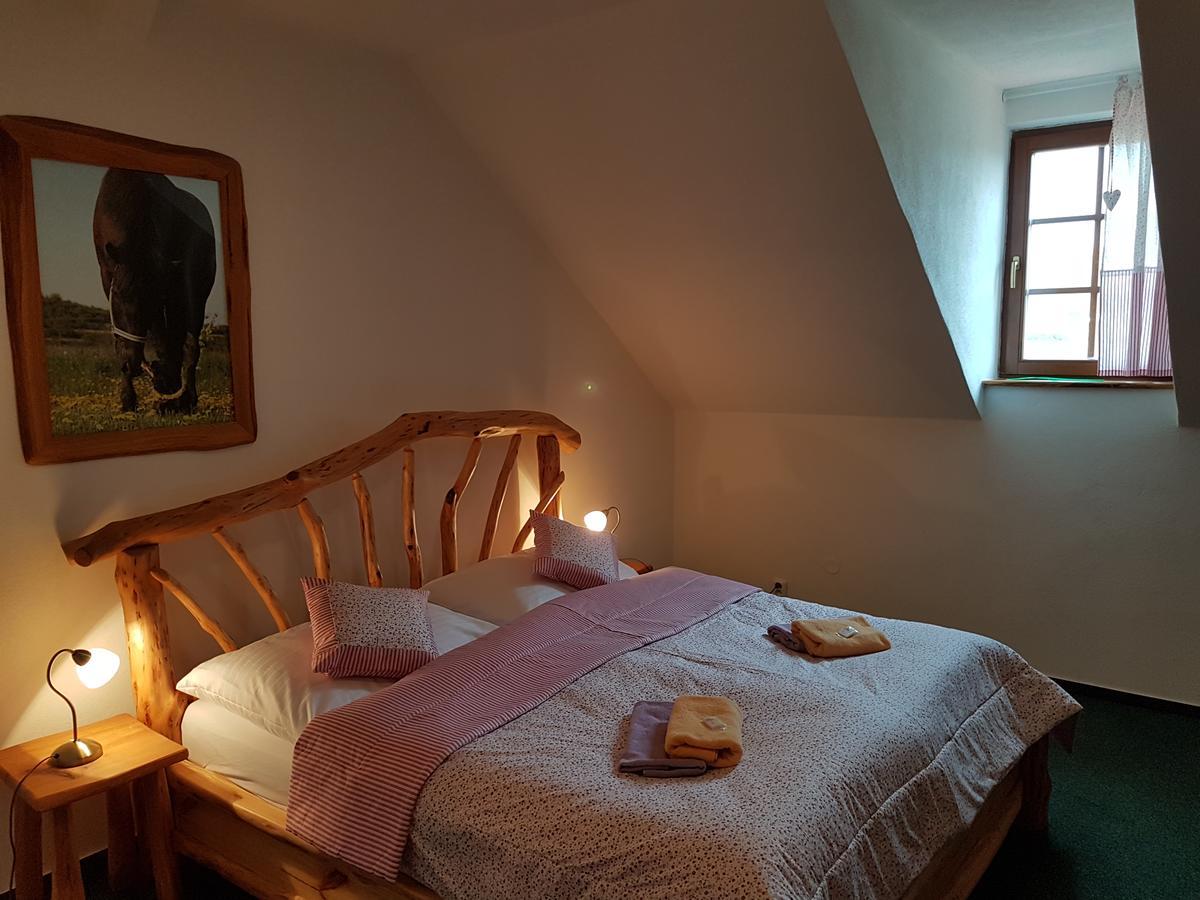 Osada Havranu Hotel Hnanice  Kültér fotó